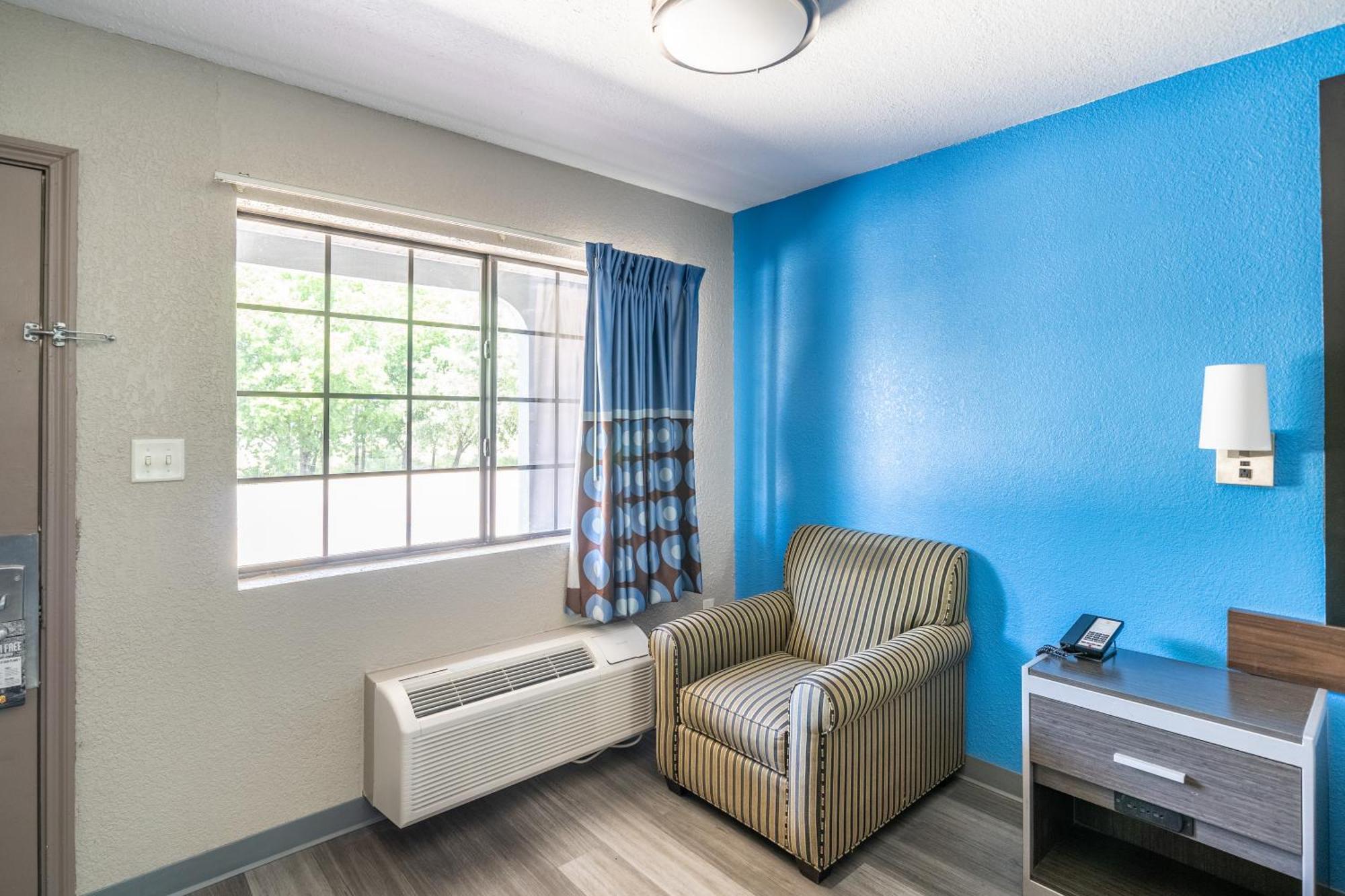 Super 8 By Wyndham San Antonio/riverwalk Area Hotel