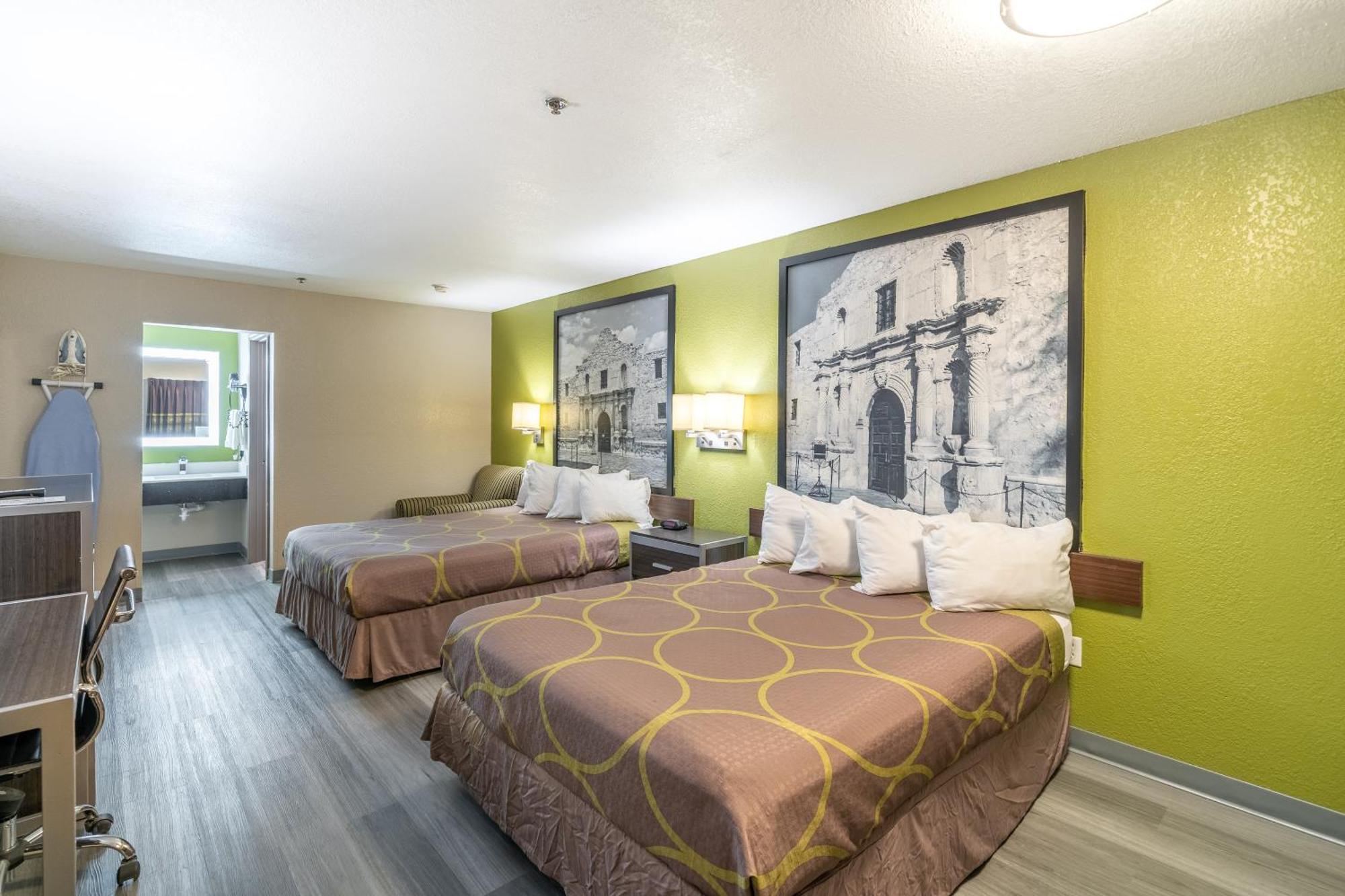 Hotel Super 8 By Wyndham San Antonio/riverwalk Area 2*