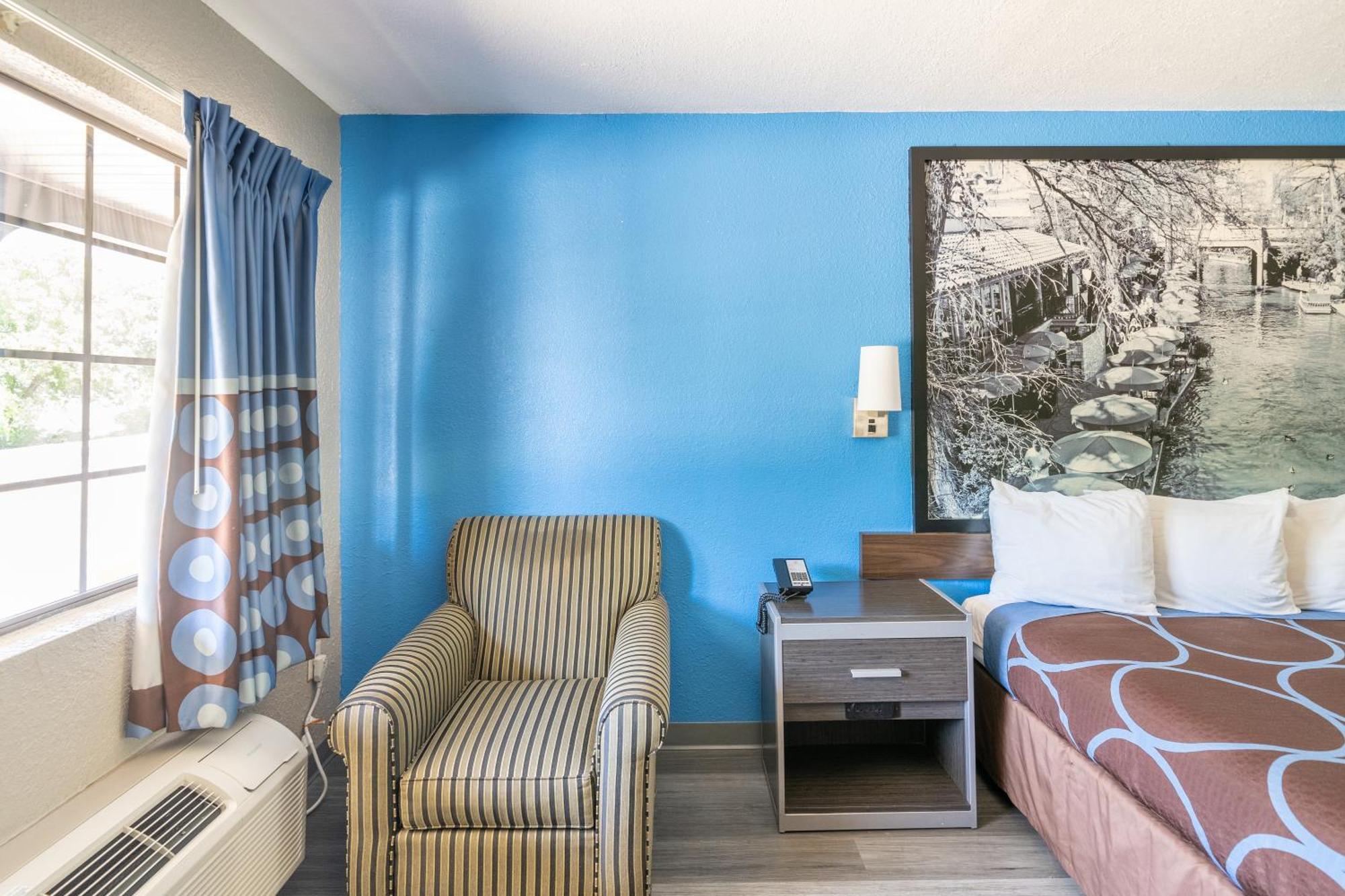 Super 8 By Wyndham San Antonio/riverwalk Area Hotel San Antonio