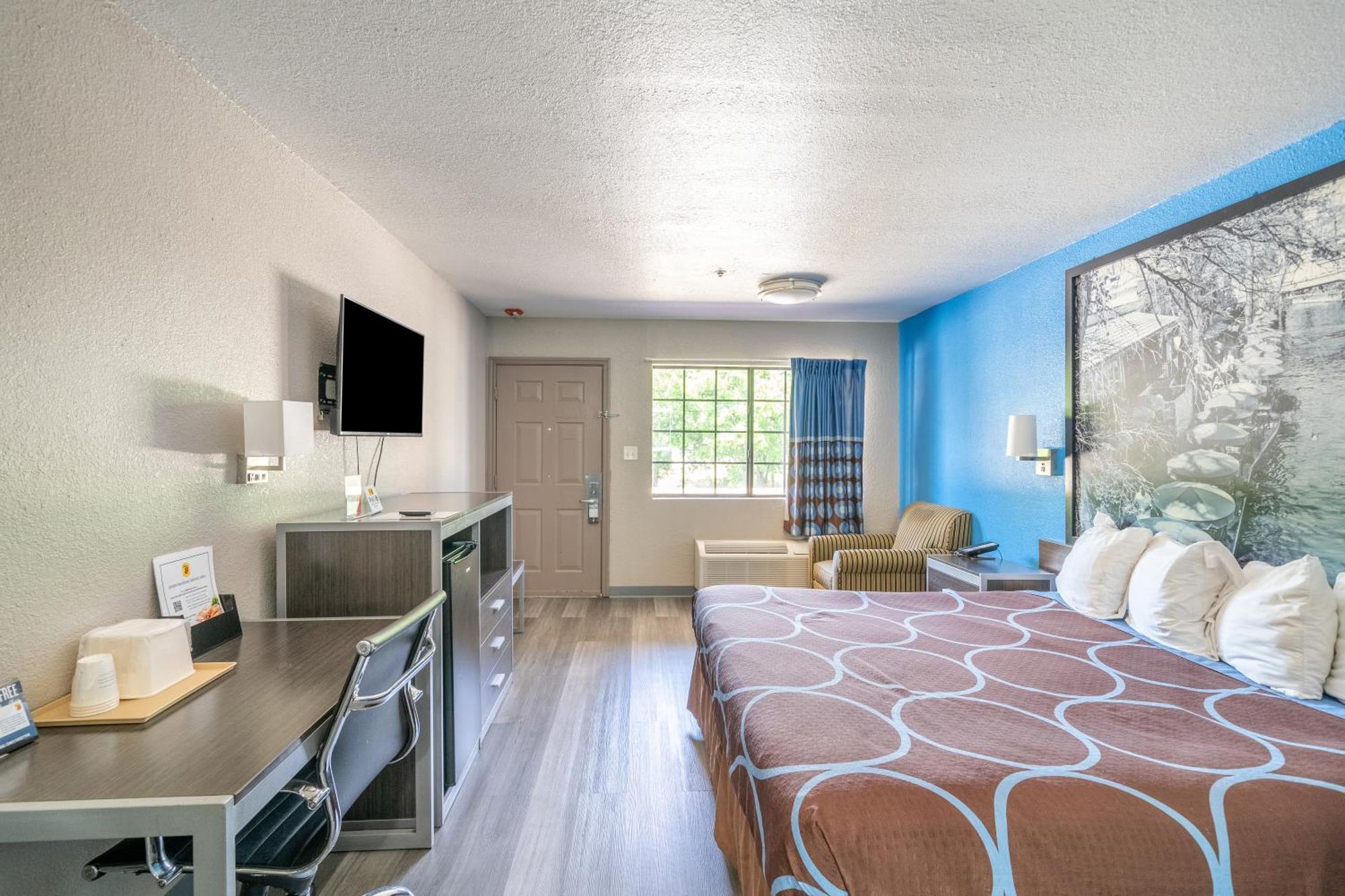 Super 8 By Wyndham San Antonio/riverwalk Area 2*