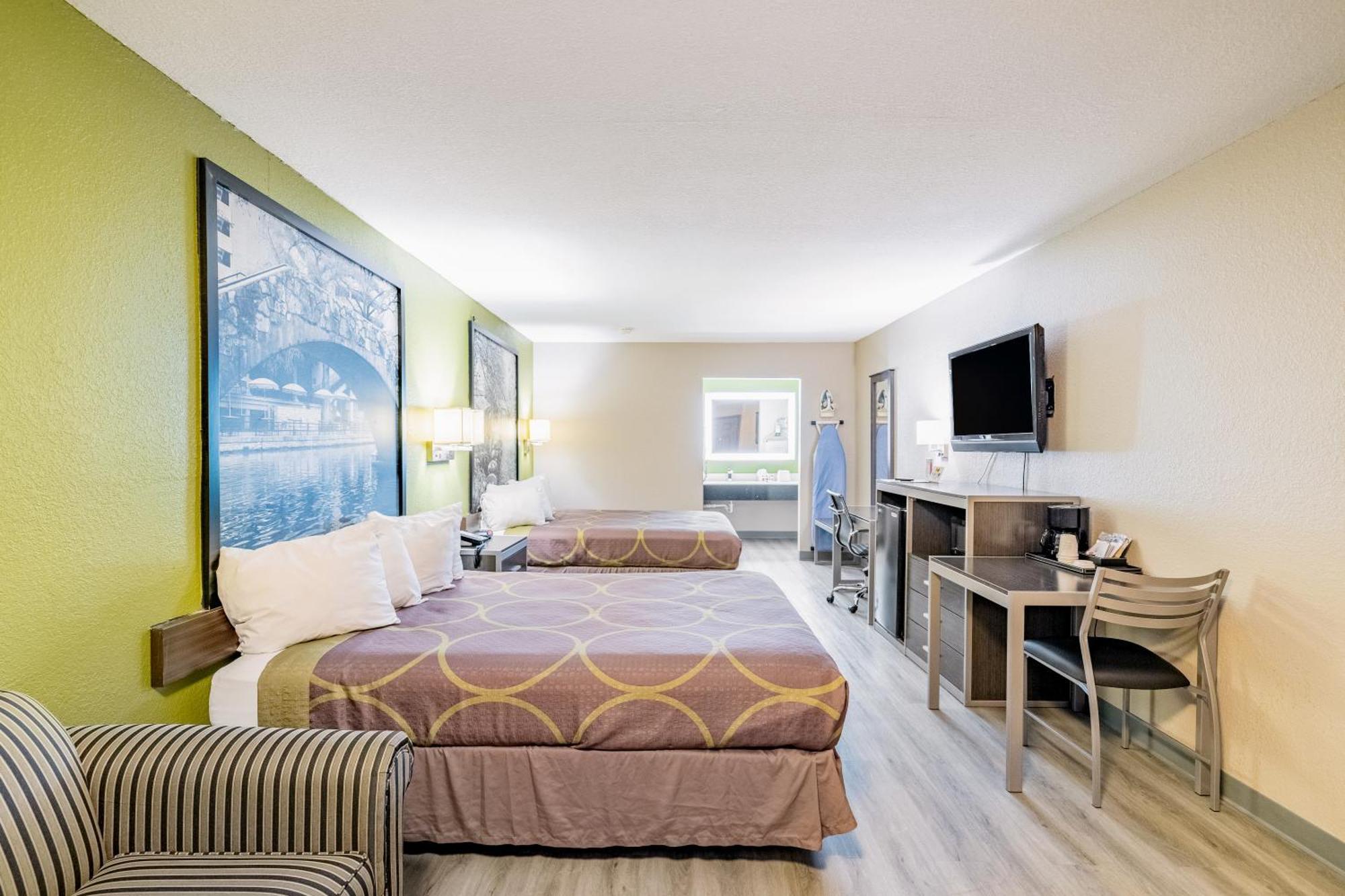 Super 8 By Wyndham San Antonio/riverwalk Area Hotel