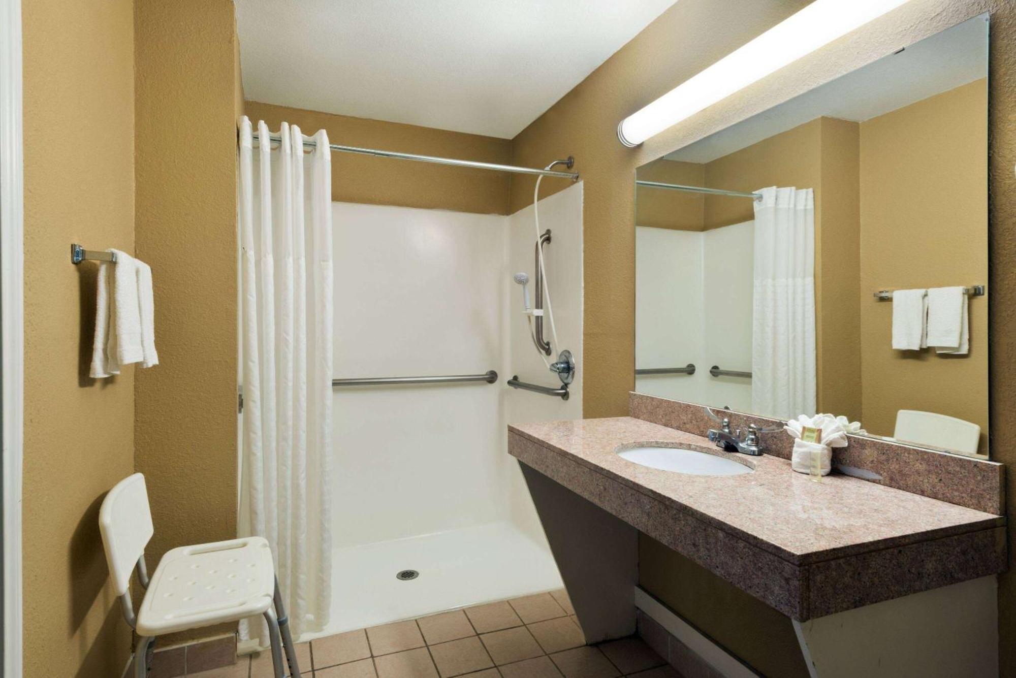 Super 8 By Wyndham San Antonio/riverwalk Area Hotel